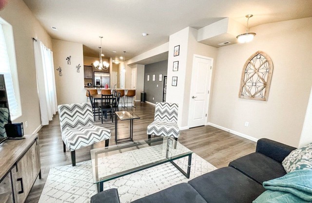 Stylish NEW Home Close to Downtown