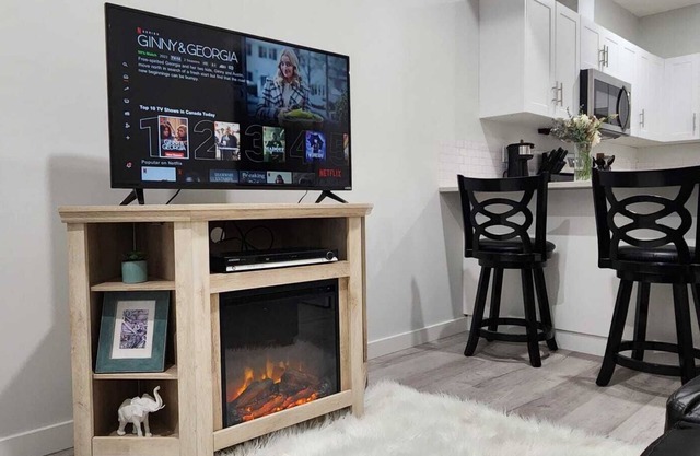 Stylish, New, Tempurpedic King, Private Suite & Close to WEM - no Fees!