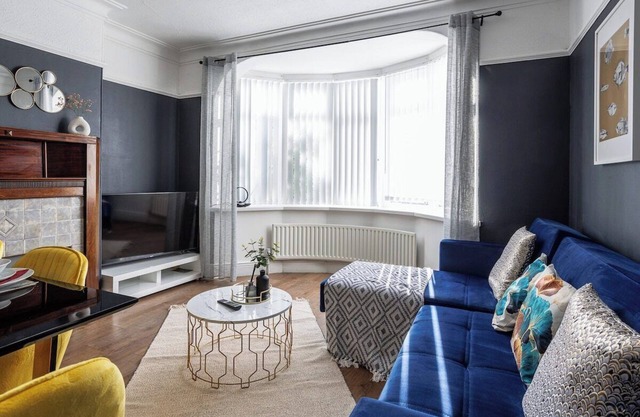Stylish Newcastle Gem - Sleeps 9 - Parking