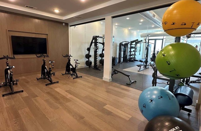 Stylish North Austin Stay | Pool, Gym & Workspace