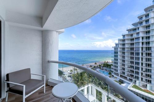 Stylish Oceanview Apartment Prime Location