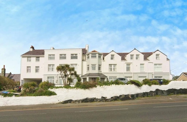 Stylish Penthouse apartment, short walk to fabulous beach, pubs and restaurants