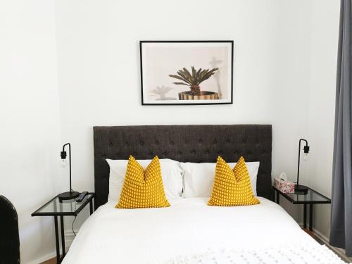Stylish Queen Room 1Min Walk to Station 5Min to City 10Min to Airport