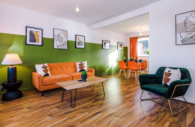 Stylish Radcliffe House Sleeping 4 Guests