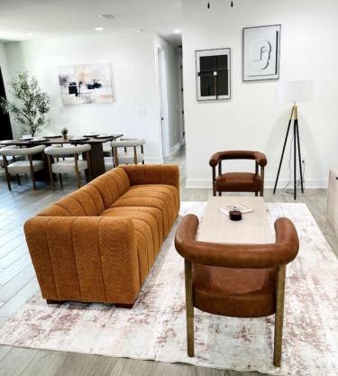 Stylish Retreat - Close to Downtown - Open Layout