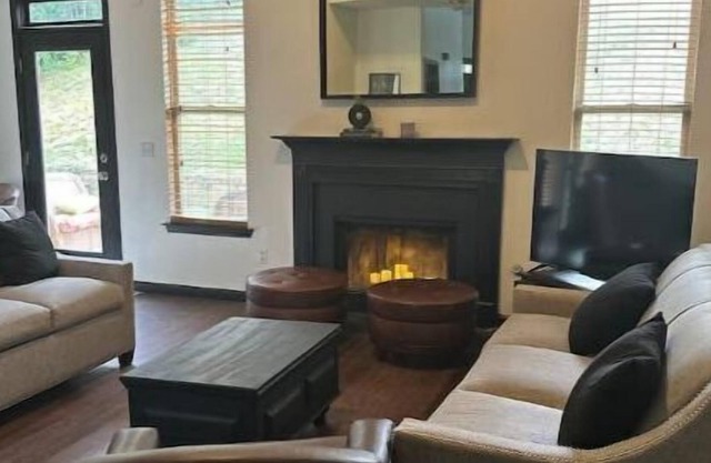 Stylish Retreat in Adairsville: with Arcade Machine and Shared Pool