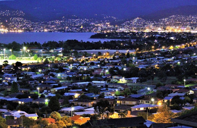 Stylish Retreat with Spectacular Hobart Views, Wifi, Parking,10 mins CBD