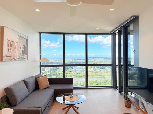 Stylish Riverfront 2Bed Apt with Pool at QWR