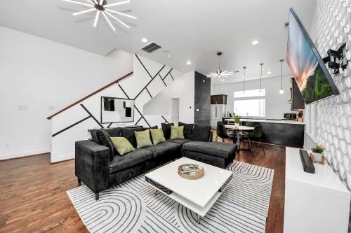 Stylish Rooftop - East Downtown 3BR Near Everything