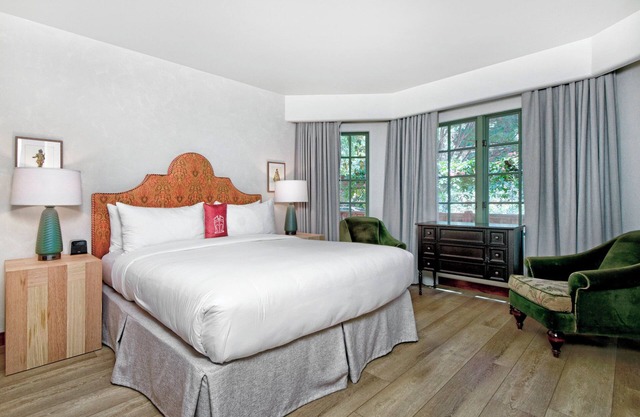 Stylish Room with Outdoor Pool, Balcony & Free Parking in Santa Cruz