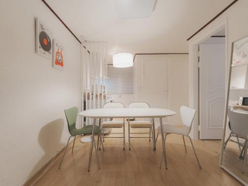 Stylish Seongsu Apartment with Hot Spot Vibes, accommodates 6 people with 3 beds