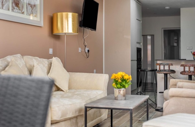 Stylish & Sleek 3BD Home including Guest House in Southall