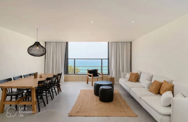 Stylish & Spacious 3 bedroom apartment by the Sea