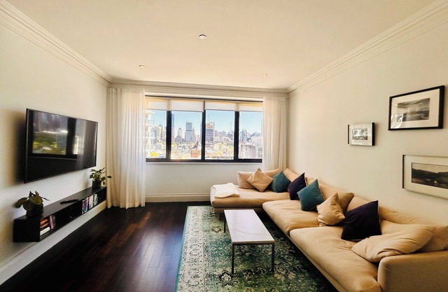 Stylish, spacious apartment with big city views. Perfect for longer stays!