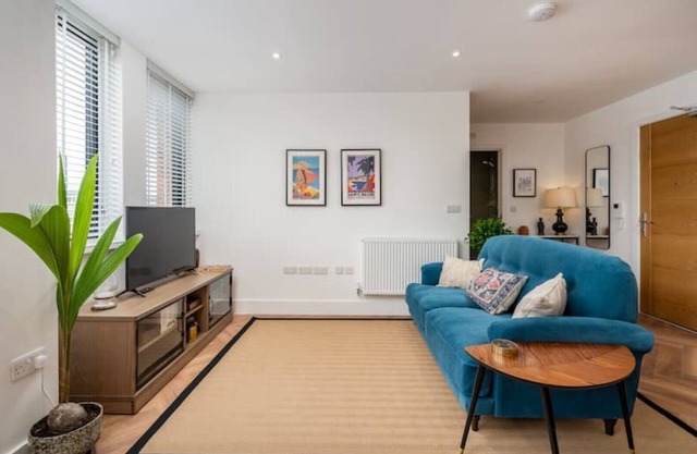 Stylish Spacious Apartment in Central Windsor