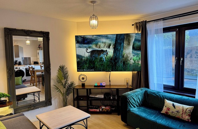 Stylish & Spacious City-Centre Flat | Prime Location, PS5, Netflix, Dining Space
