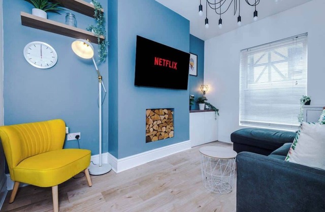 Stylish & Spacious home, Great Location, sleeps 6!