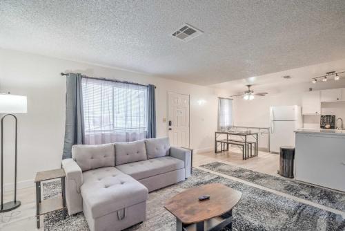 Stylish Stay Near Vegas Strip Sleeps 6