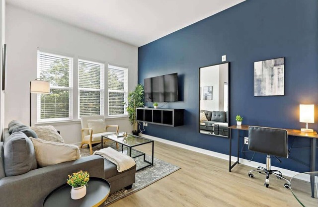 Stylish Studio in DT | Pool, Gym, W/D & Free Parking
