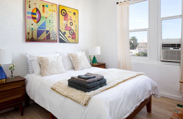 Stylish Studio Minutes to Downtown