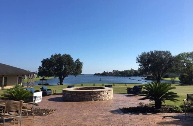 Stylish Studio on Lake Conroe