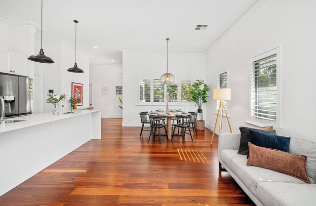 Stylish Suburban Getaway: Spacious & BBQ in Bayswater