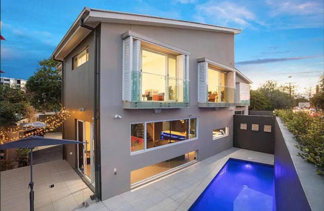 Stylish Surfers Paradise Haven 4BR4B Stunning Pool 2