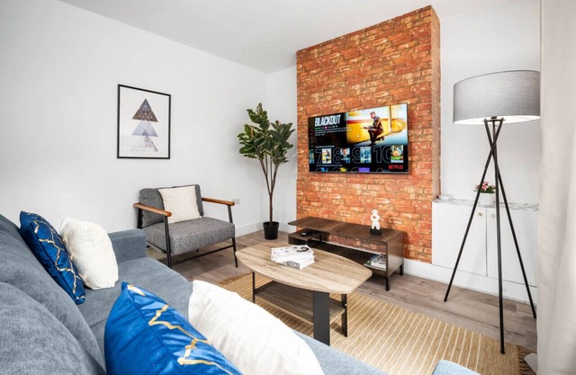 Stylish Three Bed House - Parking - Garden