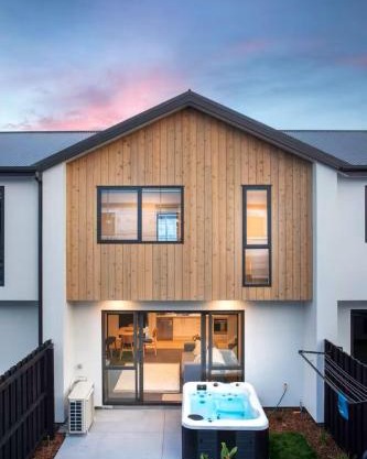 Stylish Townhouse with Hot Tub