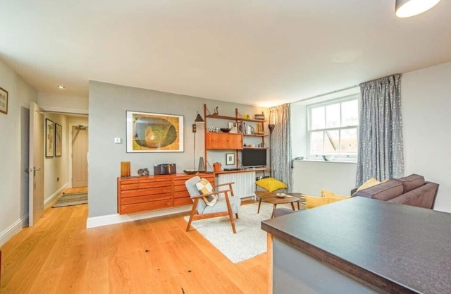 Stylish two bed flat, city centre, free parking