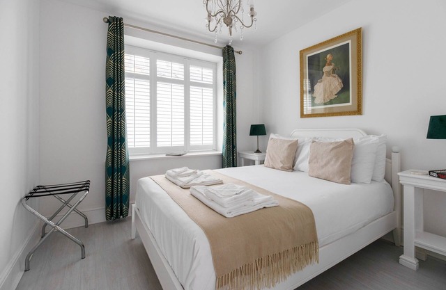 Stylish two bedroom apartment near Rookery Hall