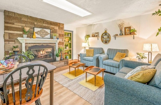 Stylish, Updated, Waterfront Cottage ~ Quiet and Romantic