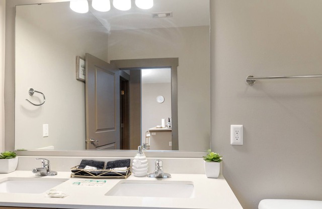 Stylish Uptown Loft 5 mins to Panthers Stadium, Convention Center