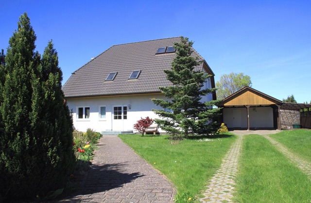 Stylish vacation apartment in a beautiful 2-family house with a large garden