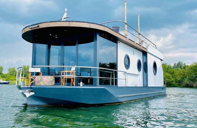 Stylish vacation apartment/holiday home on a houseboat/yacht near Roermond (NL)