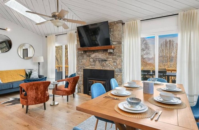 Stylish View Home w/ Hot Tub