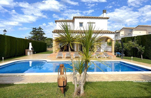 Stylish villa with private pool in Bay of Roses