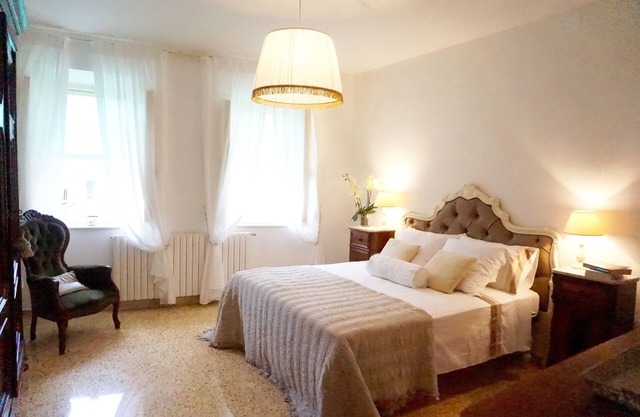 Stylish Village Home, Group/Family Friendly, Close to Shops & Restaurants