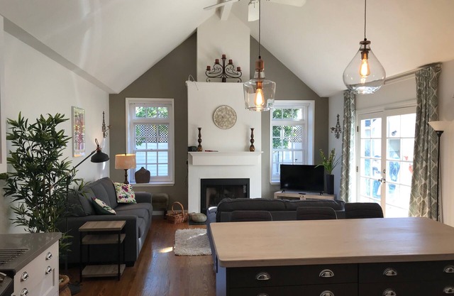 Stylish vintage gem on one of Santa Rosa's prettiest streets!