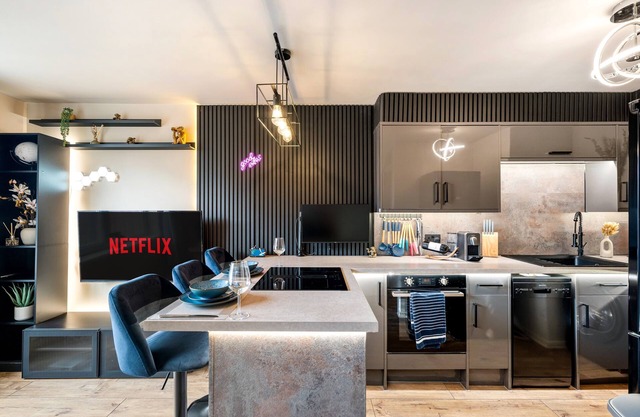 Stylish Waterfront 2-Bed City Apartment