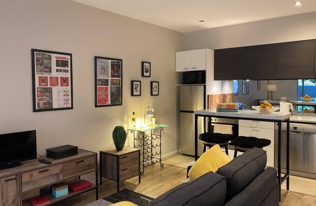 Stylishly appointed apartment in Carlton - free parking and includes breakfast.
