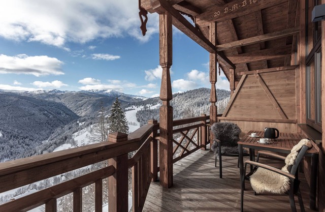 Stylishly furnished apartment (75 m²) for up to 6 people with a large sunny balcony
