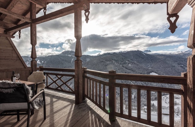 Stylishly furnished apartment (80 m²) for up to 6 people with a large sunny balcony