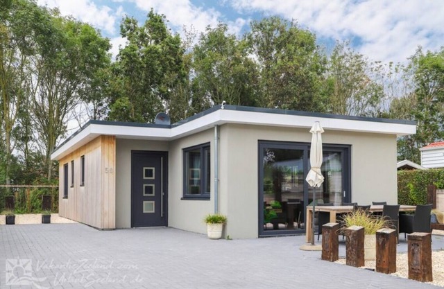 Stylishly furnished bungalow in Baarland