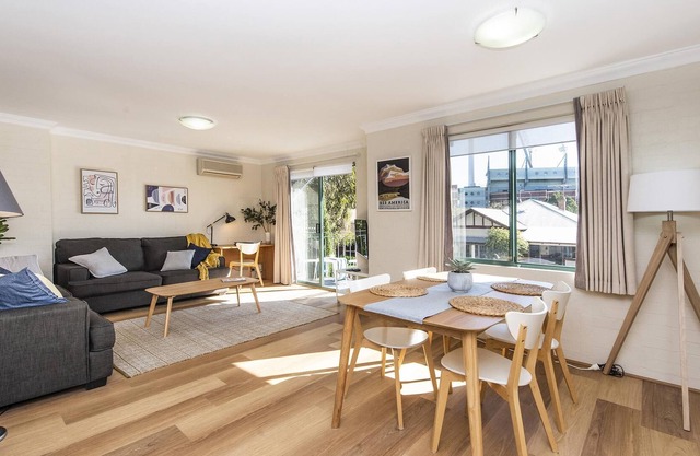 Subiaco Village with pool, BBQ & spa - free parking and wifi - two bedroom