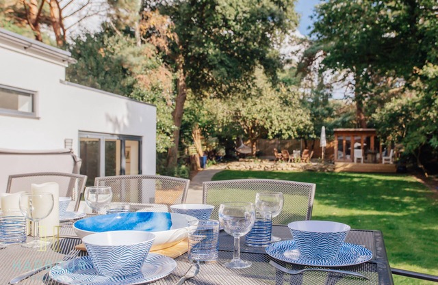 Substantial 7 bedroom House with Garden & Hot Tub