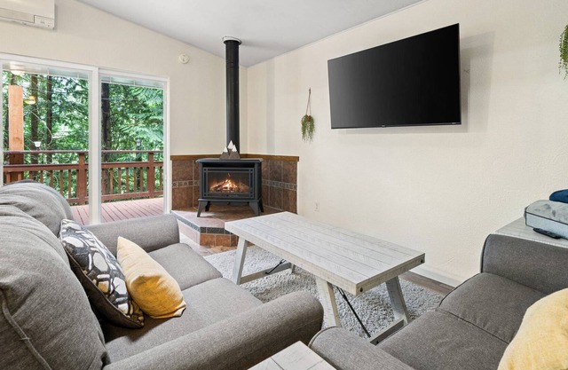 Sudden Valley Forest House: Pet-Friendly, Near Galbraith Mountain & Trail Sites