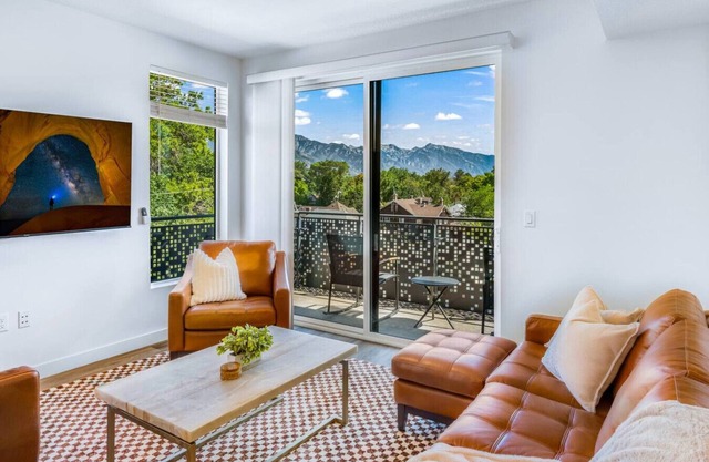 Sugarhouse! Mountain View 3BR, 2BA Gym, Parking