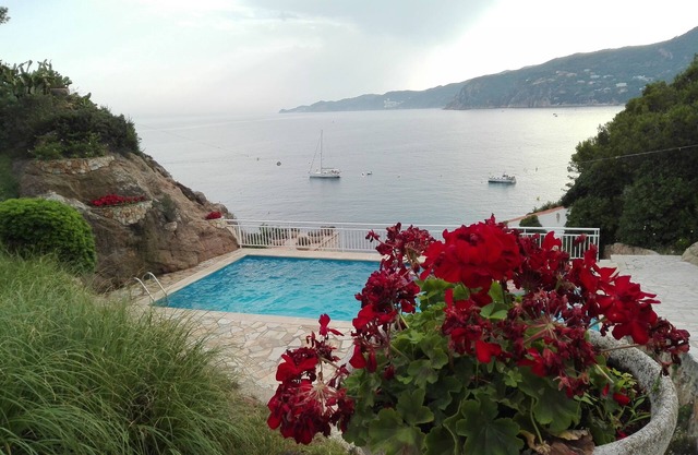 Suitable with parking, swimming pool, views and private access to the sea.