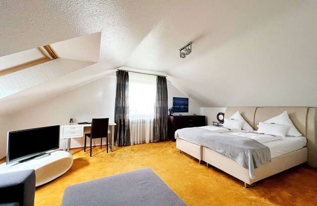 Suite, 28 sqm with private bathroom, max. 2 persons